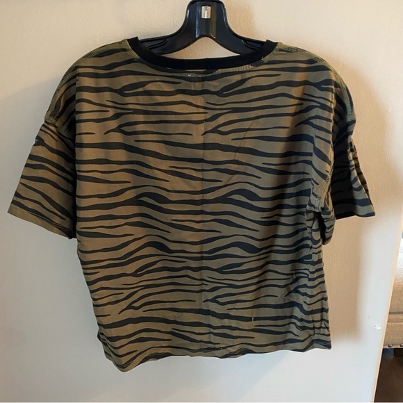 NWOT Hem & Thread Top - Picture 2 of 3